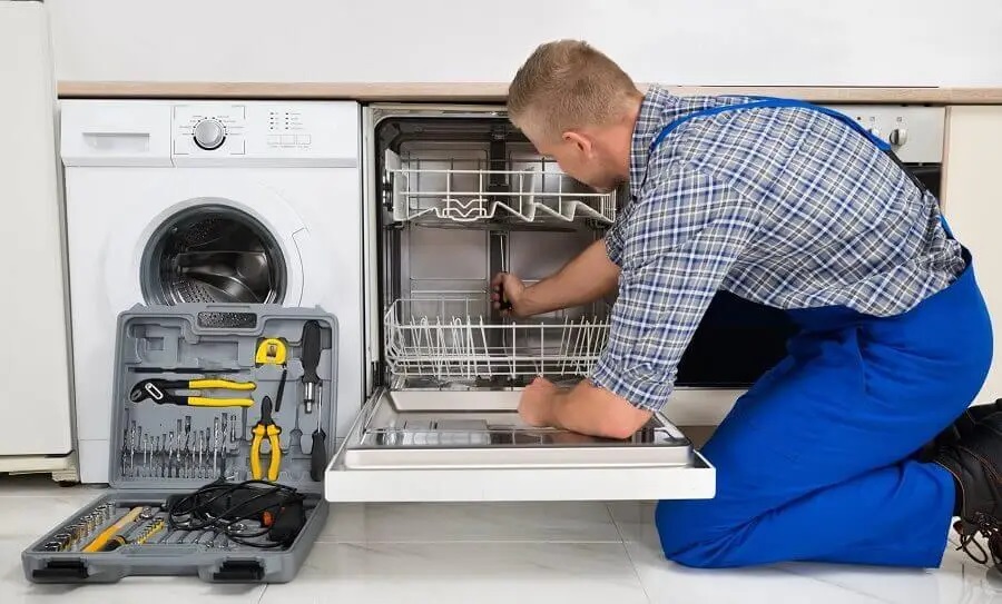 Çamlıdere Gaggenau servisi teknisyen ekibi beyaz eşya tamiri yaparken